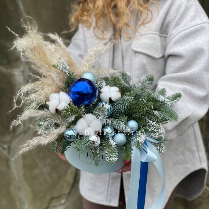 Новогодняя композиция в коробке блю в Нижнекамске