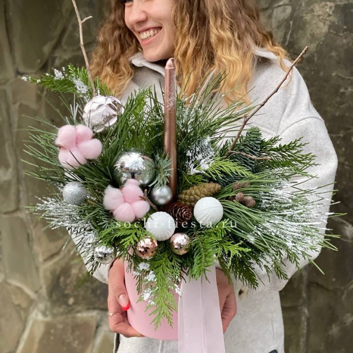 Новогодняя композиция в коробке пинк в Нижнекамске