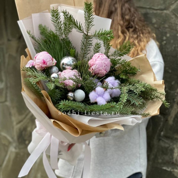 Новогодний букет с пионами  в Нижнекамске
