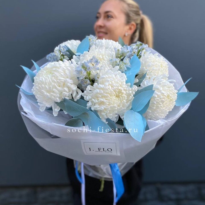 Букет хризантем Бигуди и дельфиниума  в Нижнекамске