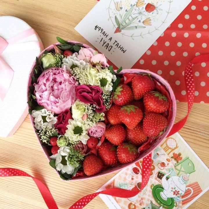 Бокс с клубникой и цветами в Нижнекамске