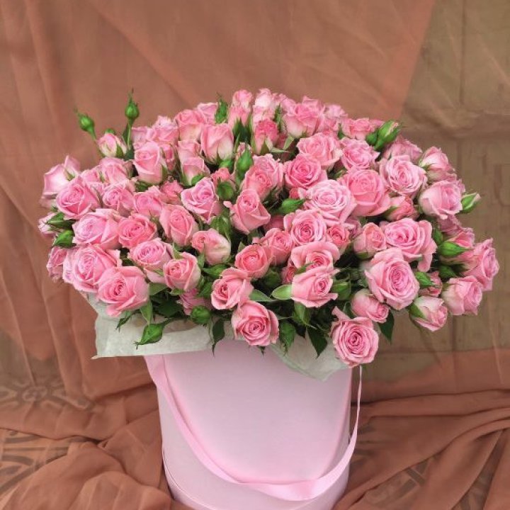 Кустовые розы в коробке в Нижнекамске