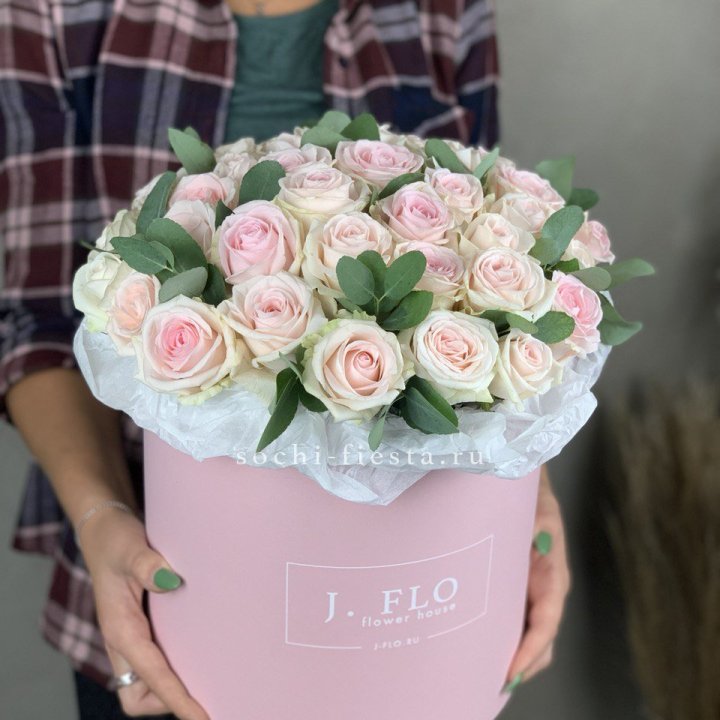 35 розовых роз в цилиндре в Нижнекамске