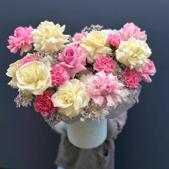 Коробка французских роз и диантусов "Бони" в Нижнекамске