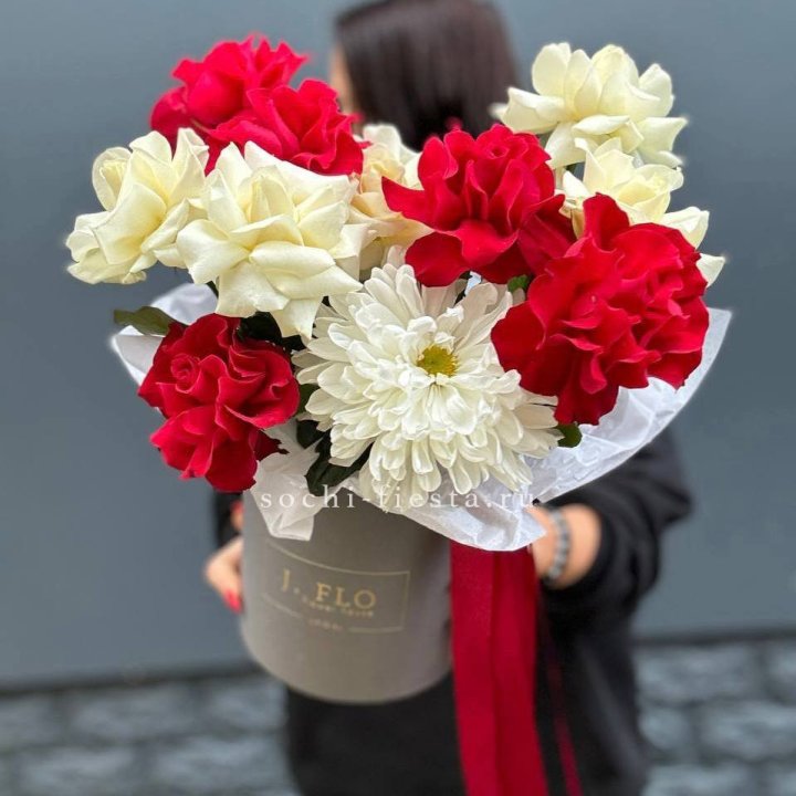 Французские розы с хризантемой в боксе в Нижнекамске