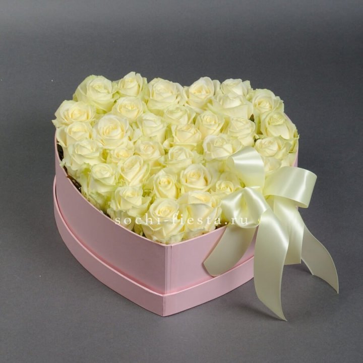 35 белых роз в коробке "Сердце" в Нижнекамске
