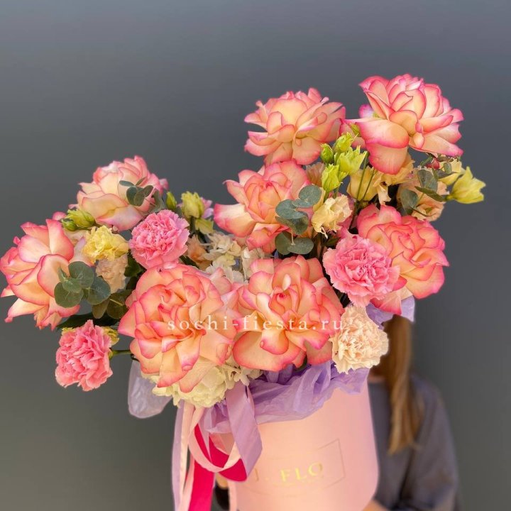 Бокс нежный с розами в Нижнекамске