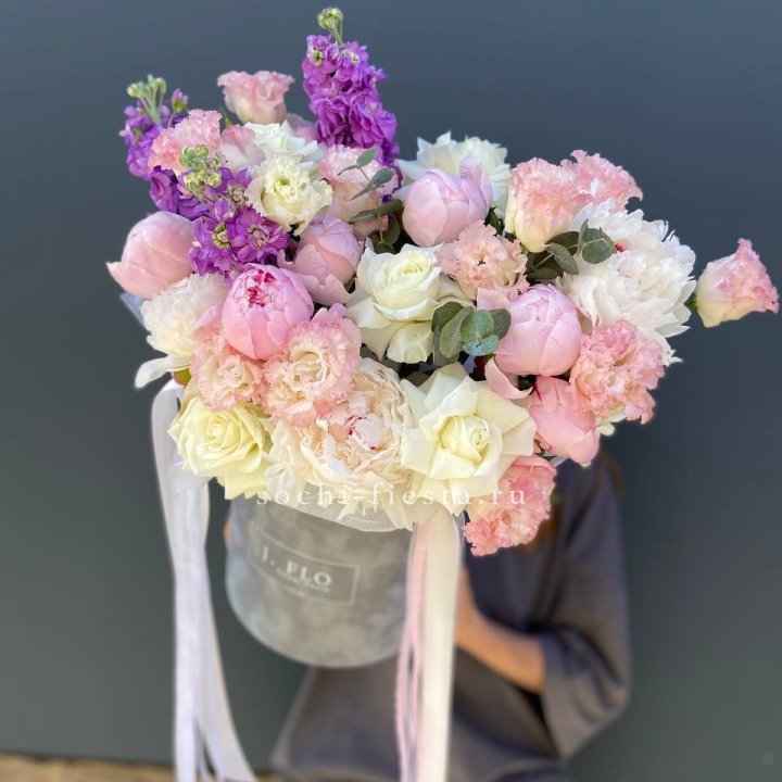 Дизайнерский цилиндр с пионами "Ривьера" в Нижнекамске