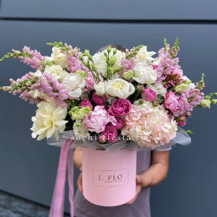 Дизайнерский цилиндр с пионами "Саманта" в Нижнекамске