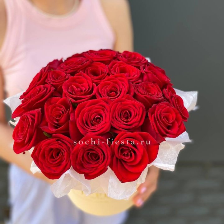 Красные розы в цилиндре в Нижнекамске