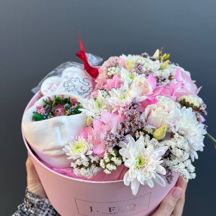 Цветы и свеча в коробке в Нижнекамске