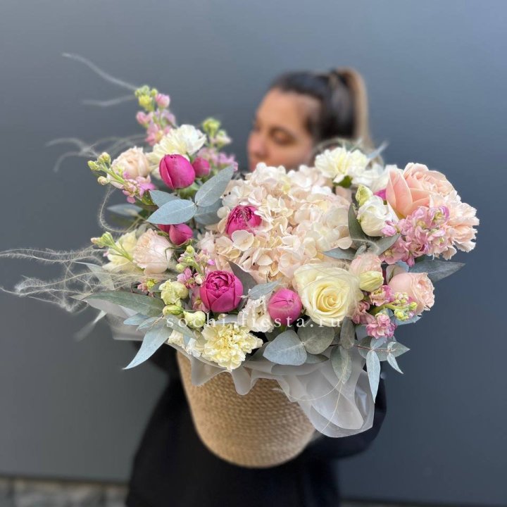 Цветочная композиция в джутовом боксе  в Нижнекамске