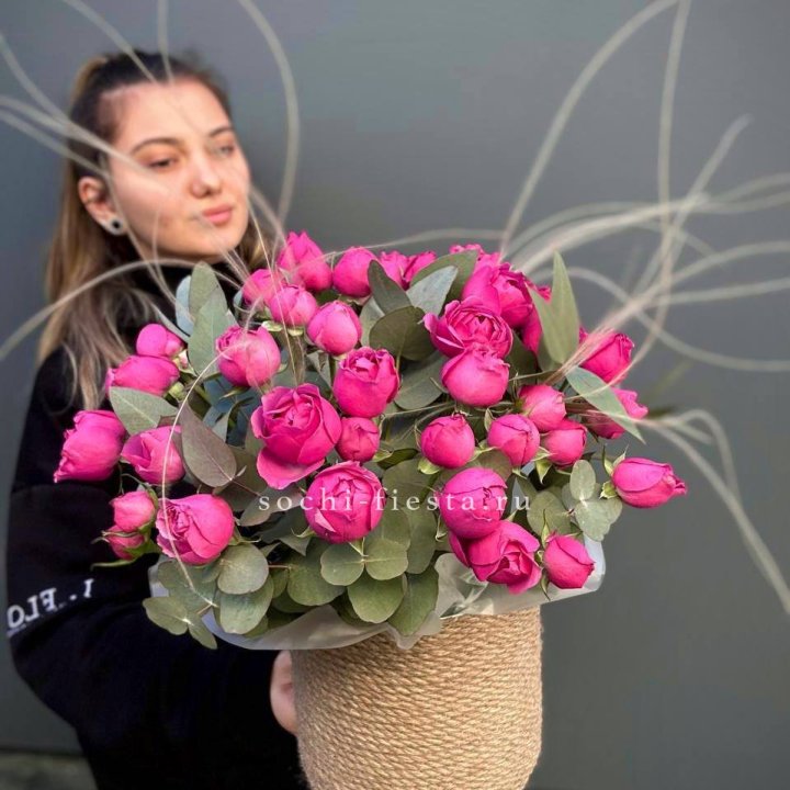 Пионовидные розы Мисти Бабблс в джутовом кашпо в Нижнекамске