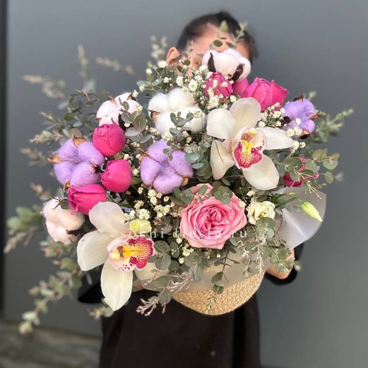 Орхидея и розы в джутовом кашпо в Нижнекамске