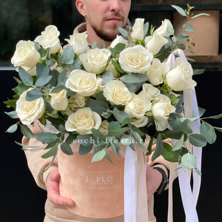 41 белая роз в бархатном боксе в Нижнекамске