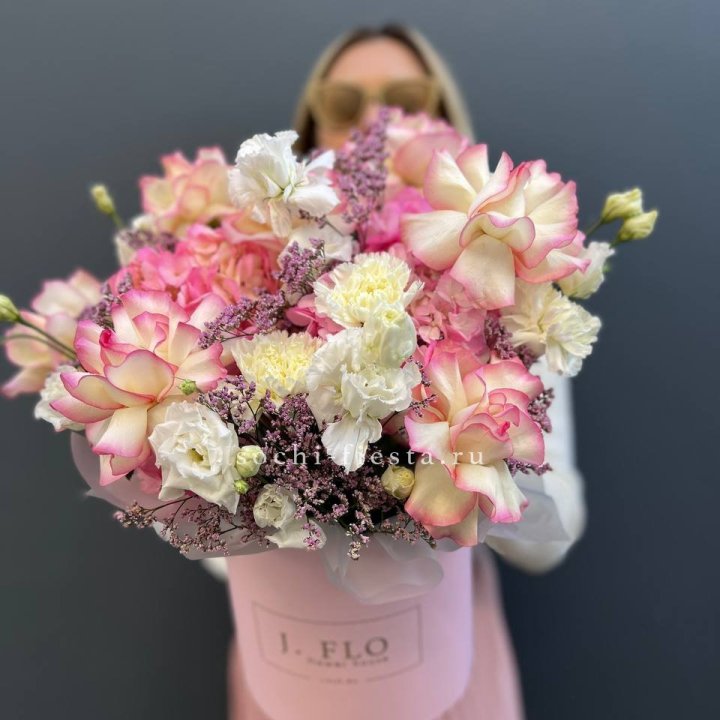 Цветочная композиция "Глория" в боксе в Нижнекамске