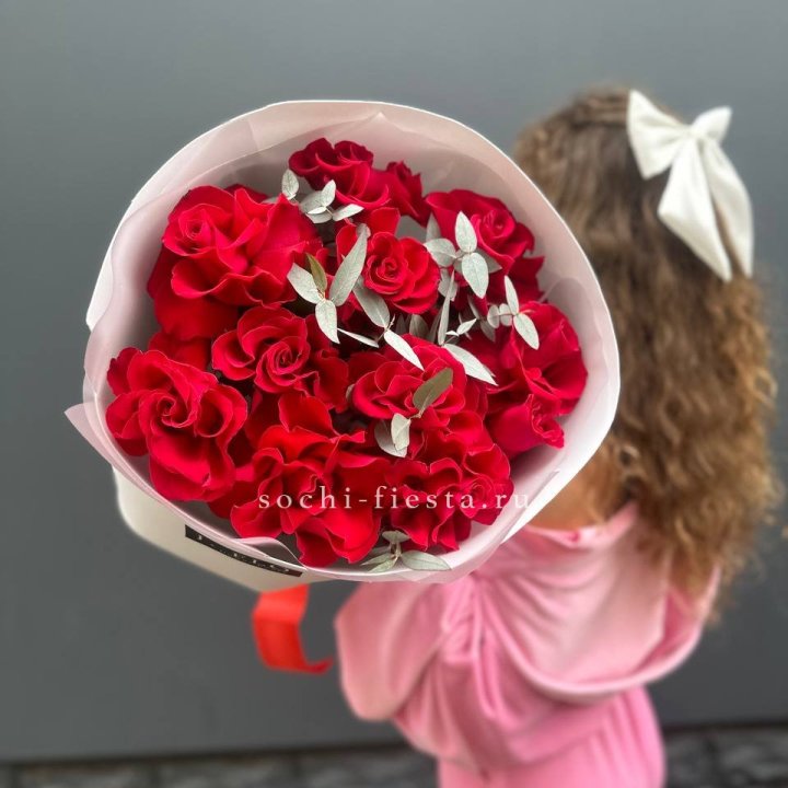 11 Красных французских роз с доставкой в Нижнекамске