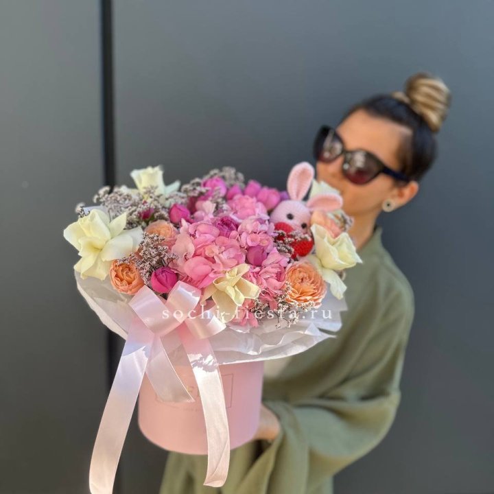 Дизайнерский цилиндр с игрушкой "Лола" в Нижнекамске