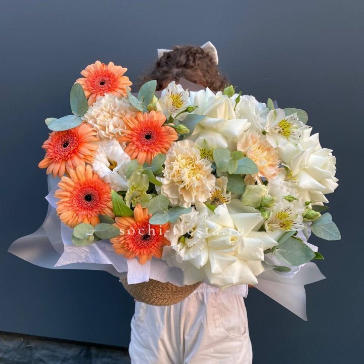 Розы и герберы в джутовом кашпо "Георгино" в Нижнекамске