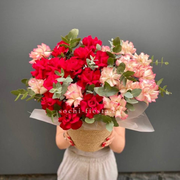 25 Французских роз в джутовом кашпо  в Нижнекамске