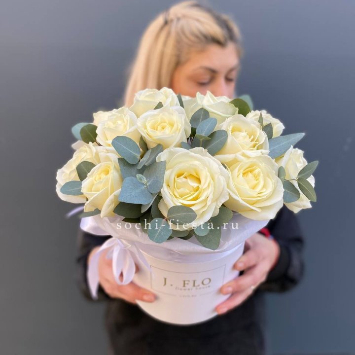 15 белых роз в боксе в Нижнекамске