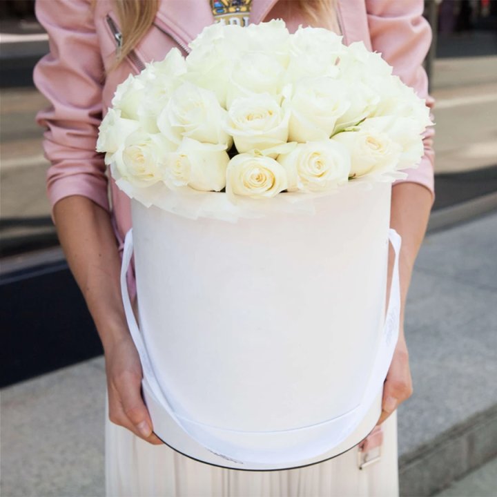 35 белых роз в цилиндре в Нижнекамске