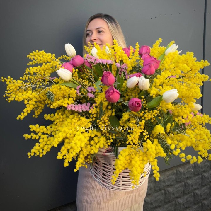 Цветочная корзина с мимозой "Спринг" в Нижнекамске