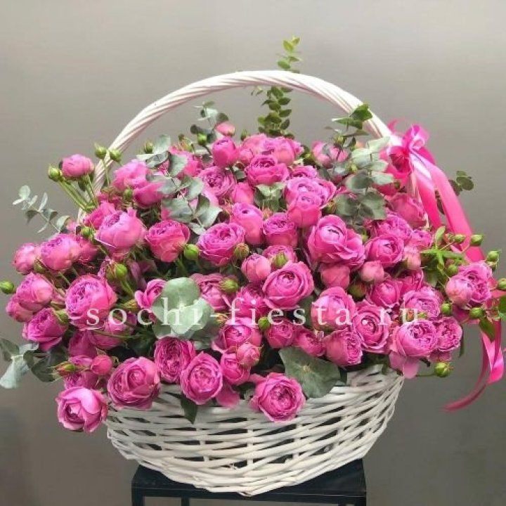 65 пионовидных кустовых роз в корзине в Нижнекамске