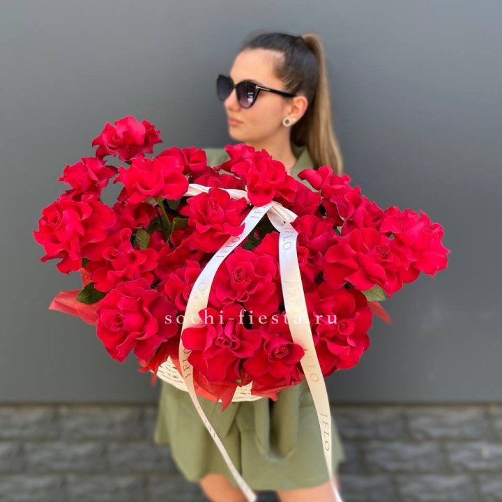 Красные французские розы в корзине в Нижнекамске