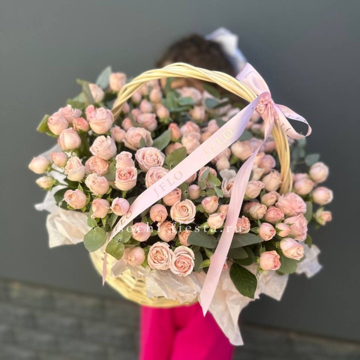 Корзина кустовых пионовидных роз в Нижнекамске