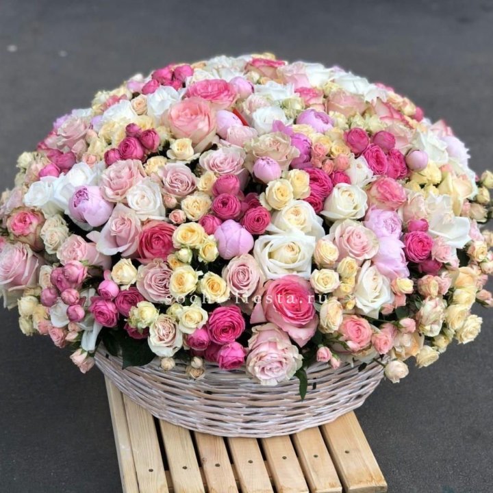 Цветочная корзина из пионов и пионовидных роз "Юниверсити" в Нижнекамске