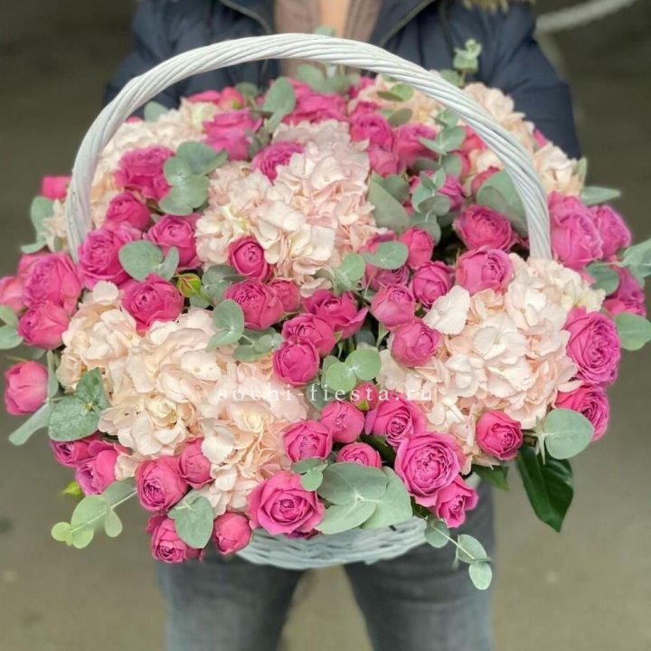 Корзина с гортензией и Мисти Баблс в Нижнекамске