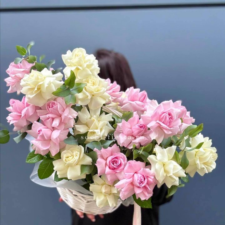 25 Французских роз в корзине в Нижнекамске