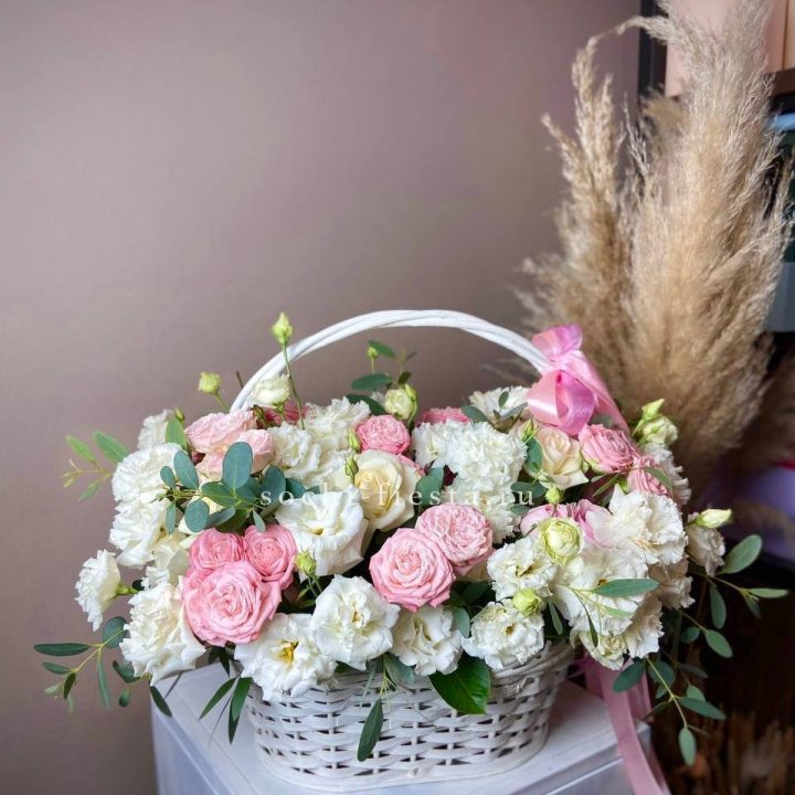 Цветочная корзина "Пинки вайт" в Нижнекамске