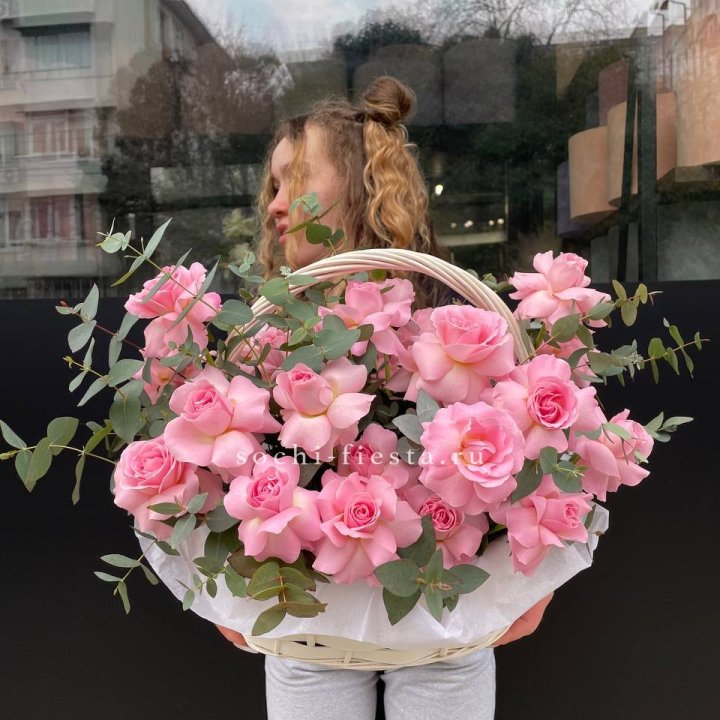25 роз в цветочной корзине  в Нижнекамске