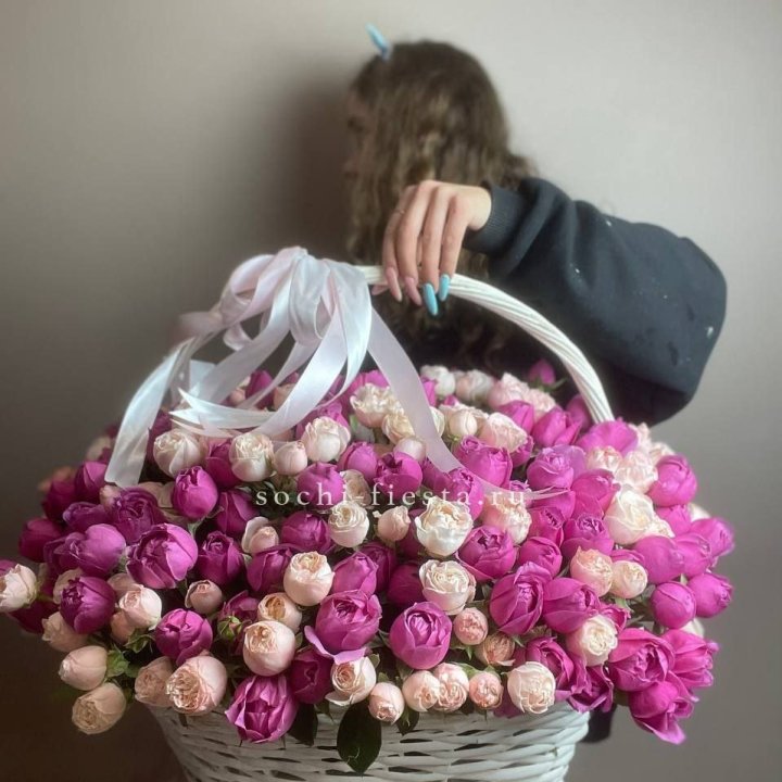 Премиум корзина пионовидных кустовых роз в Нижнекамске