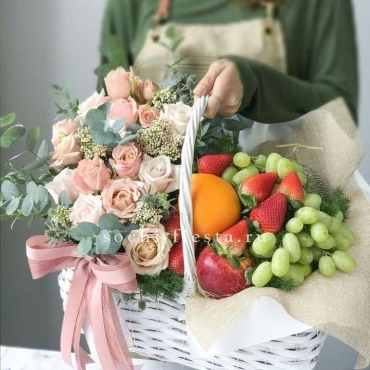 Фруктовая корзина c цветами в Нижнекамске