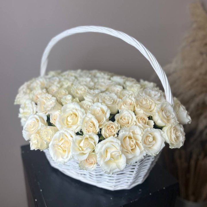 101 белая роза в корзине в Нижнекамске