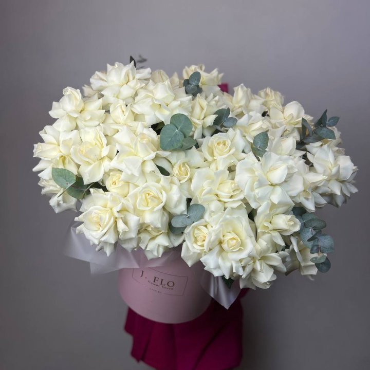 37 белых роз в боксе в Нижнекамске