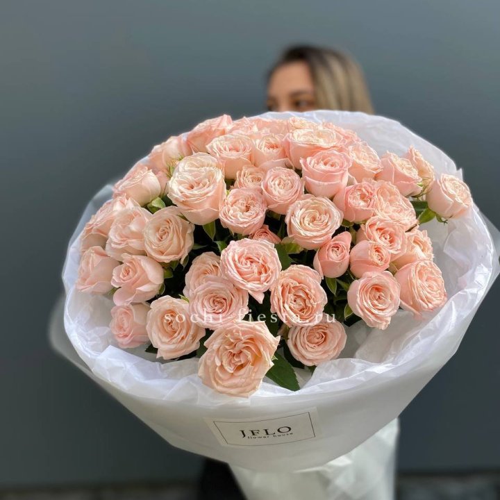 Букет кустовых роз Бомбастик с доставкой в Нижнекамске