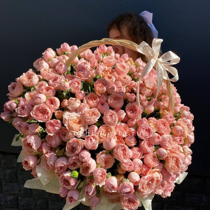 Корзина из пионовидных роз в Нижнекамске