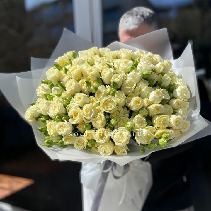 Белые кустовые розы 31 шт в Нижнекамске