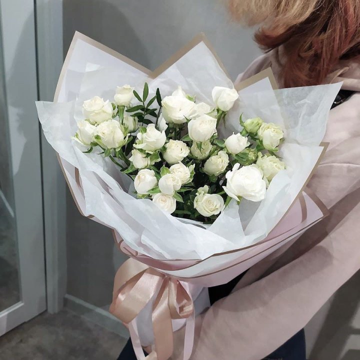 Белоснежные кустовые розы в Нижнекамске