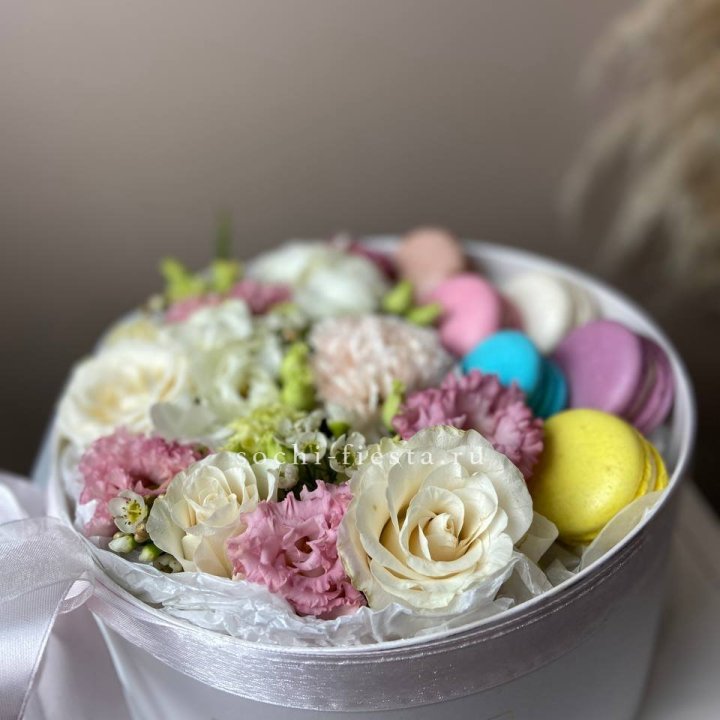 Цветы в цилиндре с макаронс "Прованс" в Нижнекамске