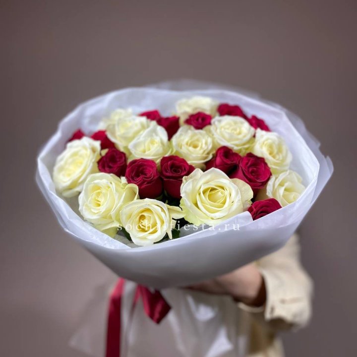 Букет их красных и белых 25 роз в Нижнекамске