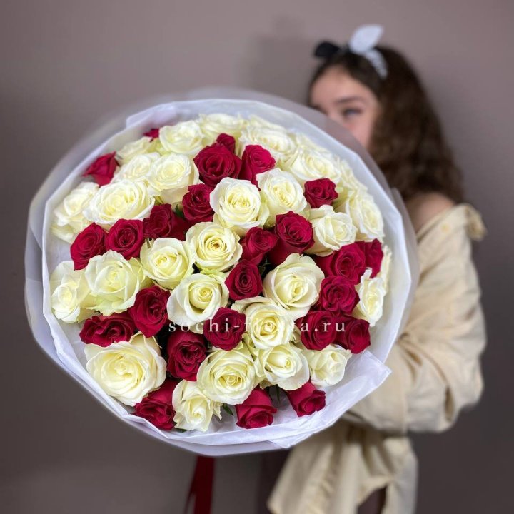 Микс из 55 роз в Нижнекамске