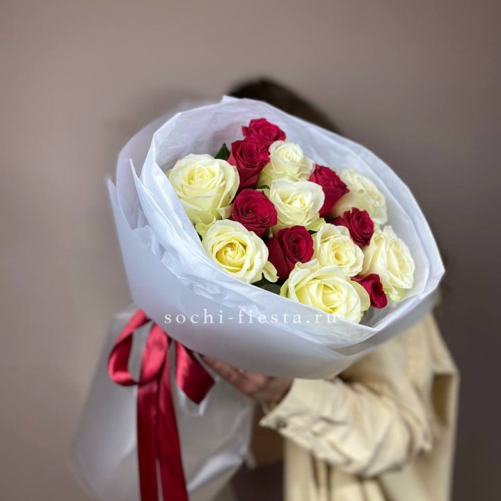 Букет из красных белых 15 роз в Нижнекамске
