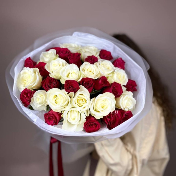 Букет из красных белых 35 роз в Нижнекамске