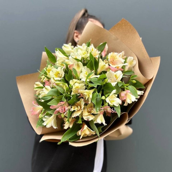 Букет альстромерий в крафте в Нижнекамске