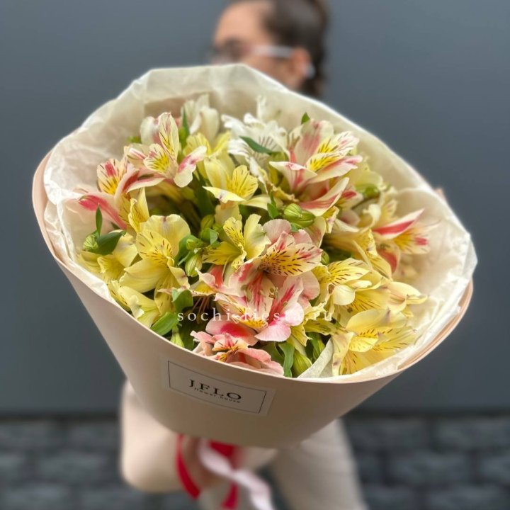 Альстромерии в нежном оформлении в Нижнекамске